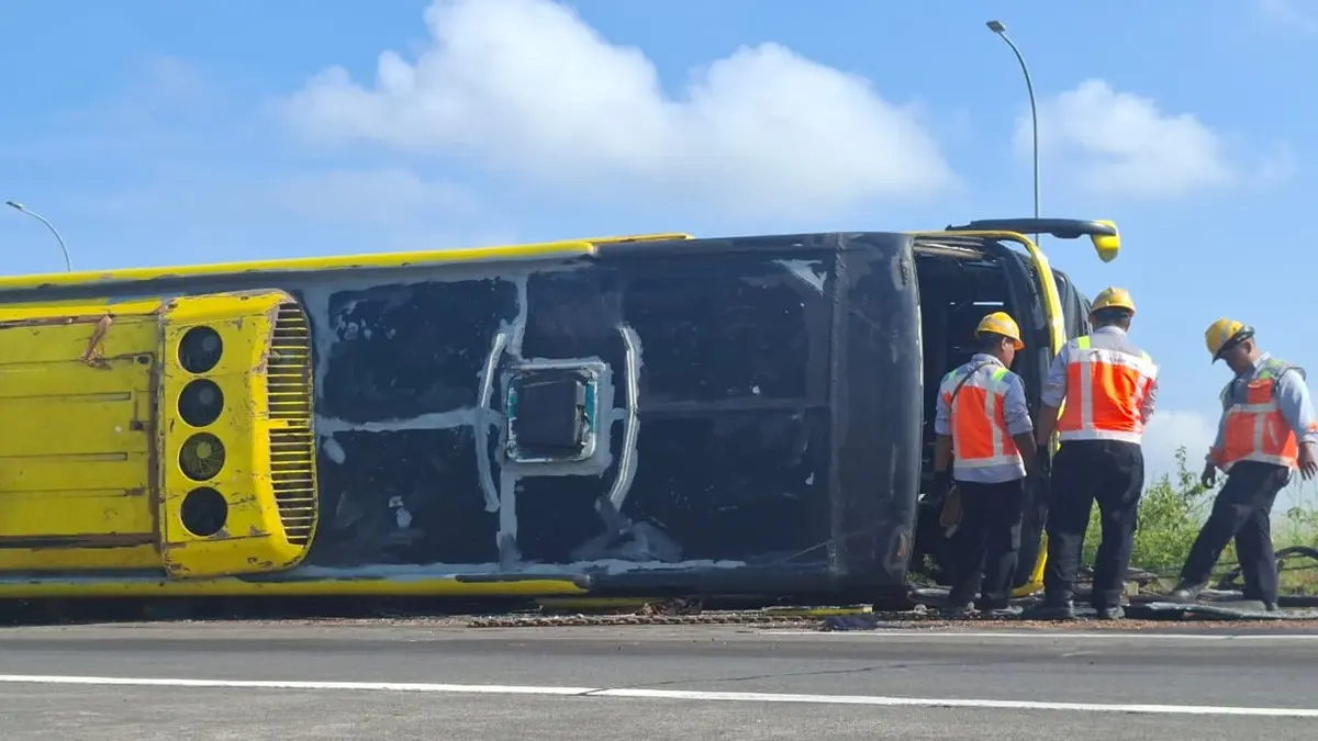 Bus Sudiro Tunggal Jaya mengalami kecelakaan tunggal di ruas Tol Jombang–Mojokerto (Jomo), Kamis pagi (21/5). (Achmad RW/Radar Jombang)