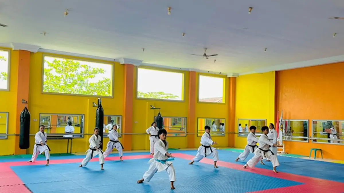 DISIPLIN: Karateka saat latihan di Dojo Mahameru Jombang, (10/4). (Wenny Rosalina/Radar Jombang)