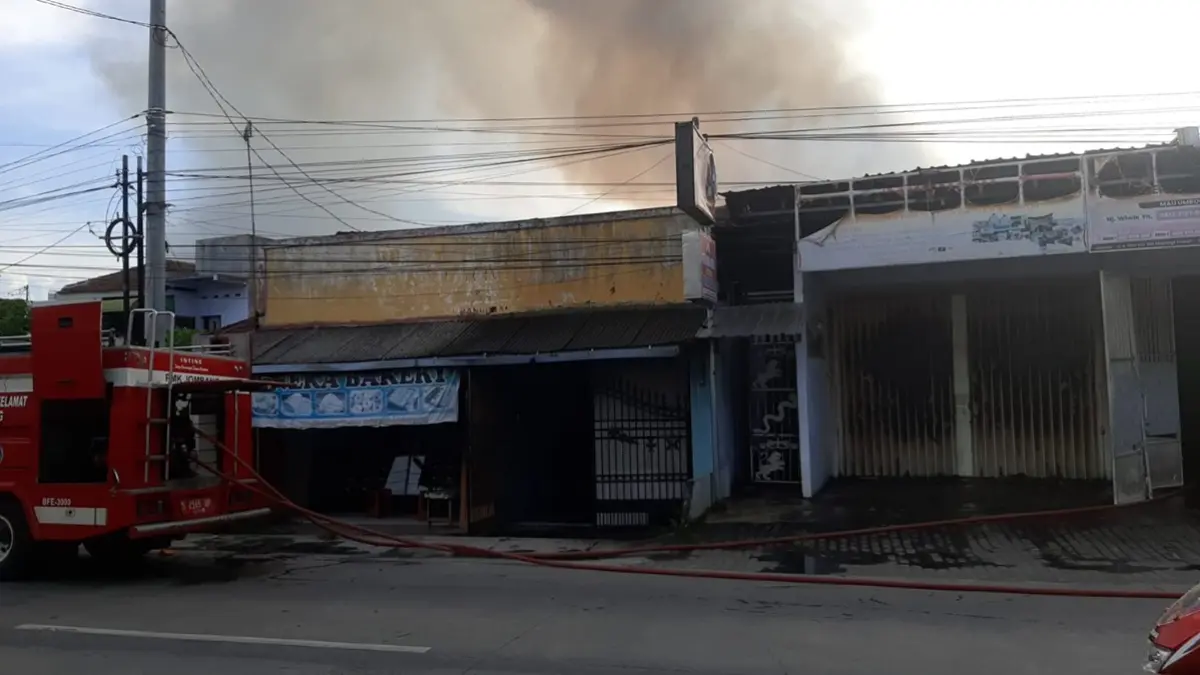Kebakaran melanda sebuah toko dan kantor travel haji dan umrah di Dusun Mojolegi, Desa Dukuhmojo, Kecamatan Mojoagung, Jombang, Kamis (21/5) sore. (Anggi Fridianto/Radar Jombang)