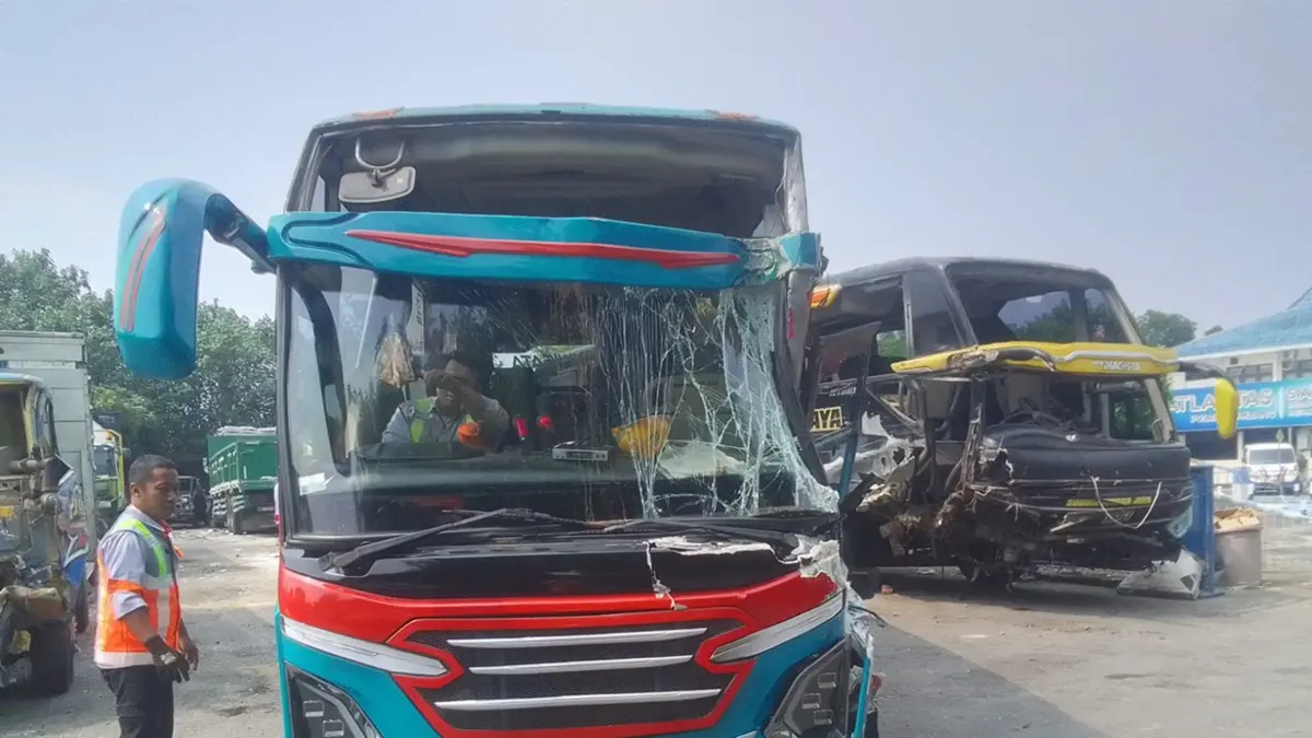 Kecelakaan lalu lintas melibatkan bus pariwisata dan truk box terjadi di ruas Tol Jombang-Mojokerto KM 700+800 jalur B, masuk Desa Kendalsari, Kecamatan Sumobito, Jombang, Jumat (22/5) pagi. (Achmad RW/Radar Jombang)