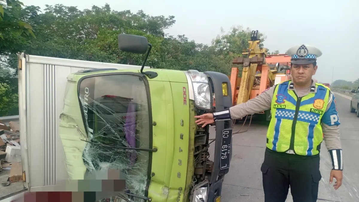 Kecelakaan lalu lintas melibatkan bus pariwisata dan truk box terjadi di ruas Tol Jombang-Mojokerto KM 700+800 jalur B, masuk Desa Kendalsari, Kecamatan Sumobito, Jombang, Jumat (22/5) pagi.&nbsp;