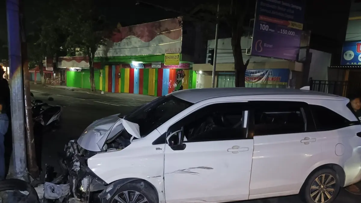Kecelakaan lalu lintas melibatkan sebuah mobil dan dua sepeda motor terjadi di Jalan Raya Gus Dur, Desa Candimulyo, Kecamatan Jombang, Jumat (22/5) dini hari. (Achmad RW/Radar Jombang)