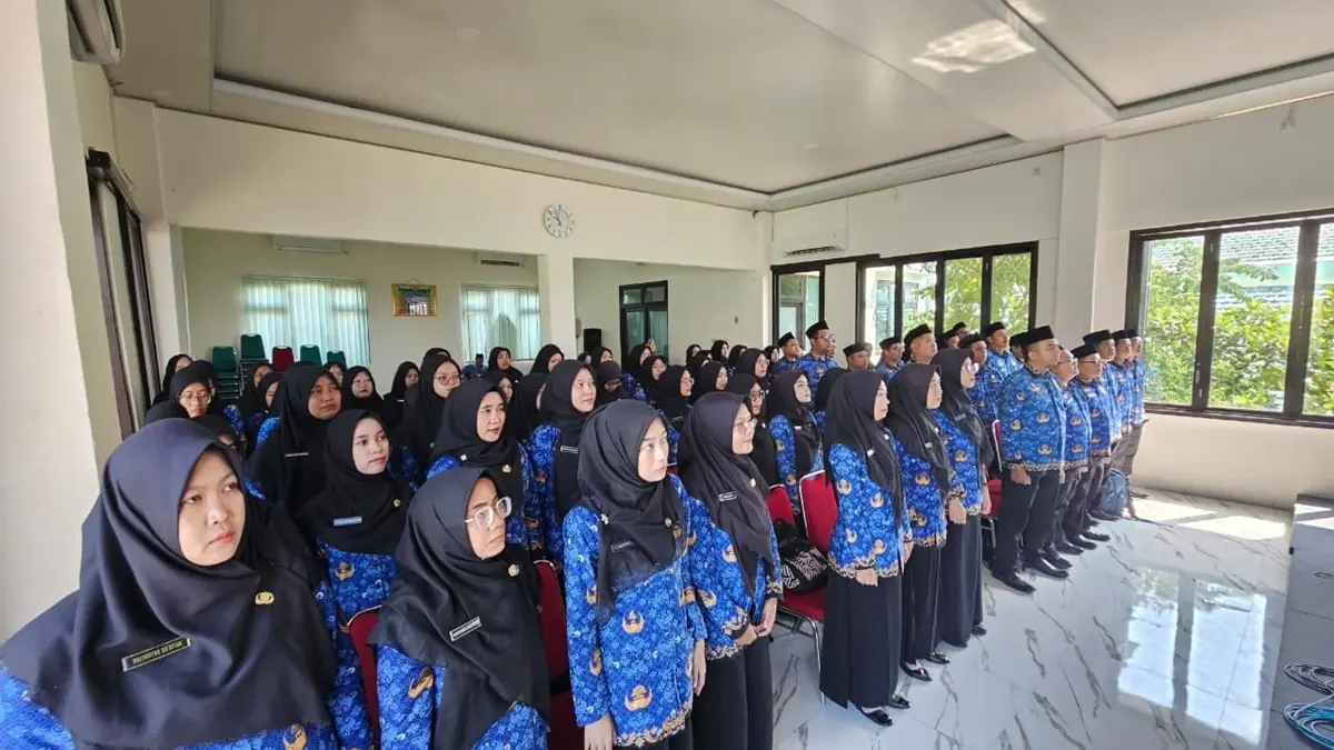 KHIDMAT: Proses pelantikan 73 PNS di Aula Al-Muhajirin Lantai 2 Kantor Kementerian Agama Kabupaten Jombang, Kamis (22/5). (Wenny Rosalina/Radar Jombang)