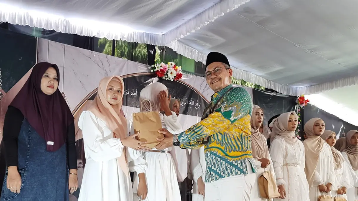 MEMBANGGAKAN: 10 siswa MTsN 12 Jombang peraih prestasi akademik terbaik didampingi orang tua. (Wenny Rosalina/Radar Jombang)