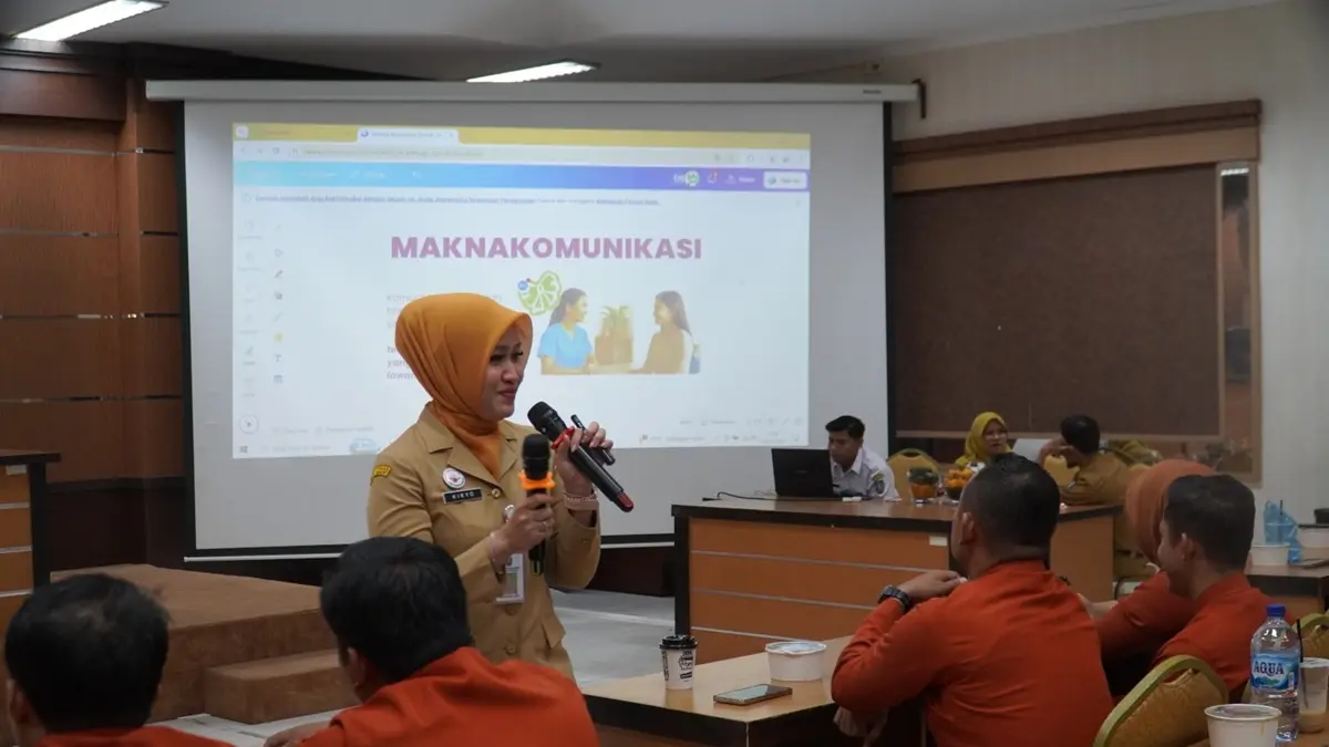 Narasumber pelatihan pelayanan prima RSUD Jombang bersama peserta pelatihan, Selasa (19/5). (Anggi Fridianto/Radar Jombang)