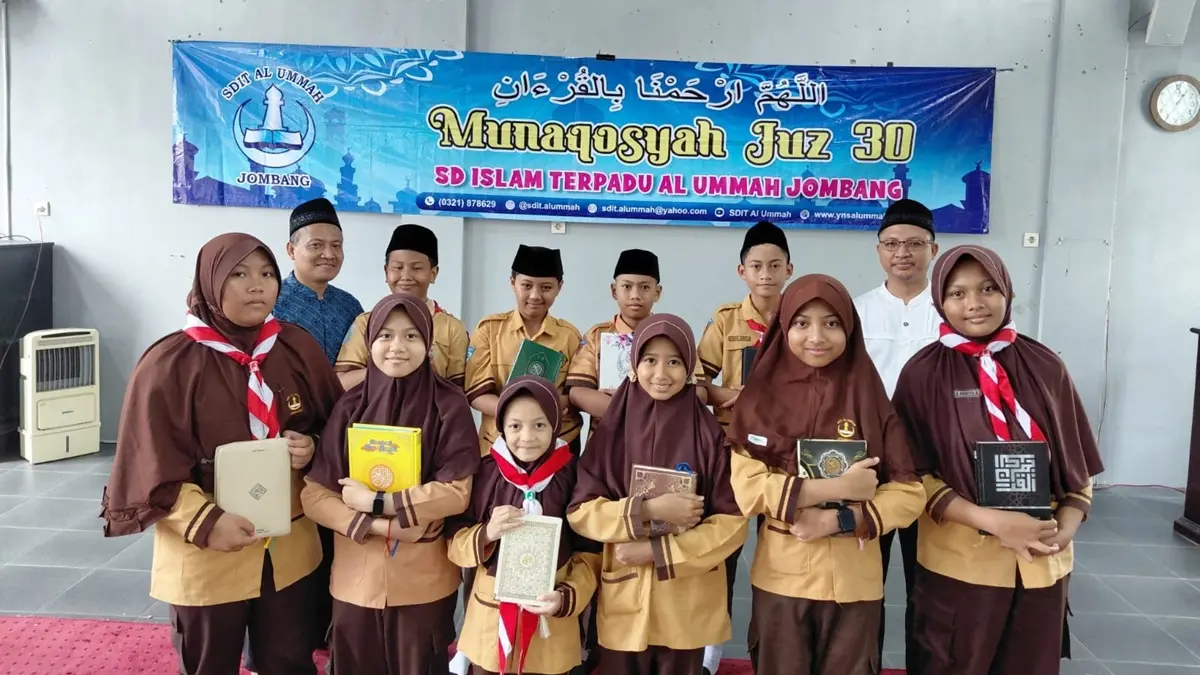 PROGRAM TAHFIZ ALQURAN: Tim penguji bersama peserta munaqosah SDIT Al Ummah Jombang. (Dwi Aris/Radar Jombang)