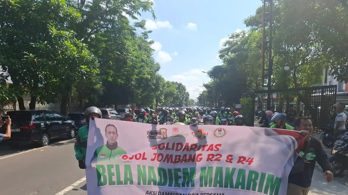 Ratusan driver ojek online (ojol) di Kabupaten Jombang menggelar aksi damai di depan kantor Pengadilan Negeri (PN) Jombang, Kamis (21/5). (Achmad RW/Radar Jombang)