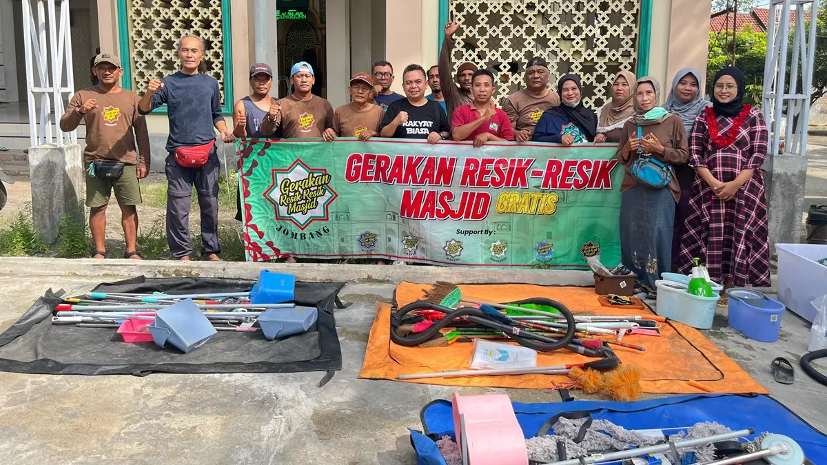 TELADAN: Wakil Ketua 3 DPRD Jombang, HM Syarif Hidayatullah ST MMT (Gus Sentot), bersama komunitas Resik-Resik Masjid di Masjid Binikmatilqorib, Dusun Belut, Desa Ngumpul, Kecamatan Jogoroto, Minggu (17/5). (Rojiful Mamduh/Radar Jombang)