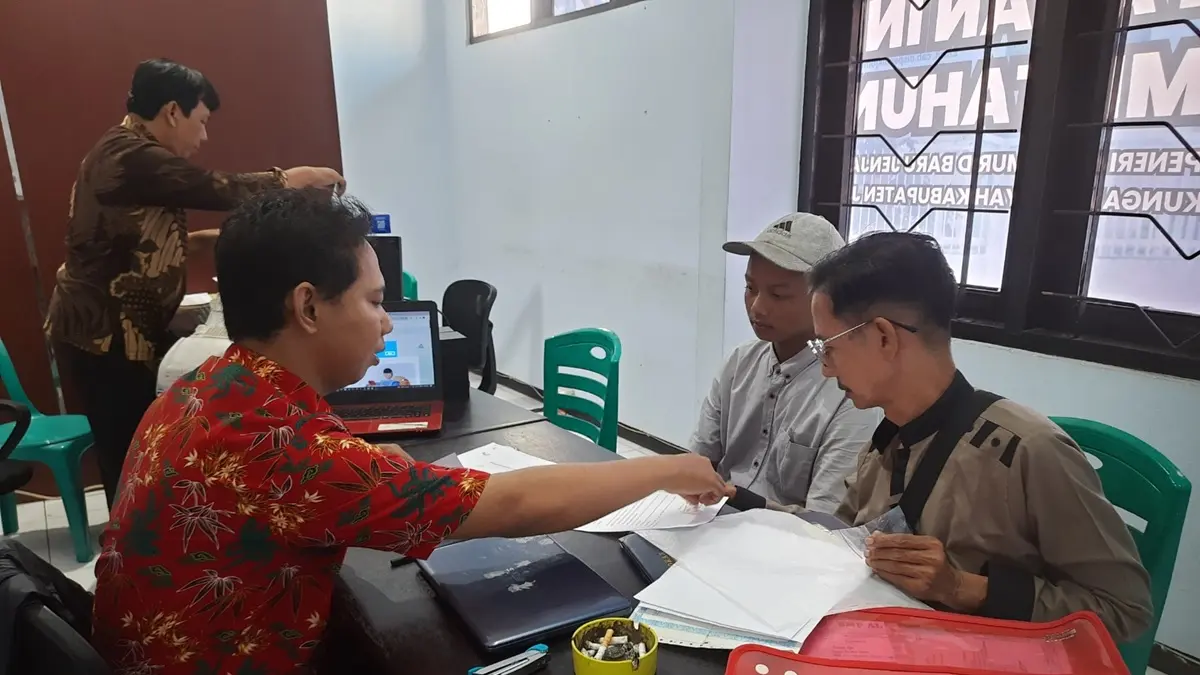 TELATEN: Pelayanan SPMB di kantor Cabang Dinas Pendidikan Wilayah Kabupaten Jombang. (Wenny Rosalina/Radar Jombang)