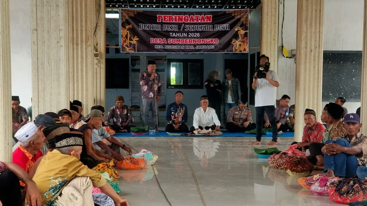 URI-URI TRADISI: Kepala Desa Sumbernongko Sumartono bersama jajaran Forkopimcam Ngusikan saat acara sedekah desa di pendopo Balai Desa Sumbernongko, Ngusikan, Jombang, Kamis (30/4). (Dwi Aris/Radar Jombang)
