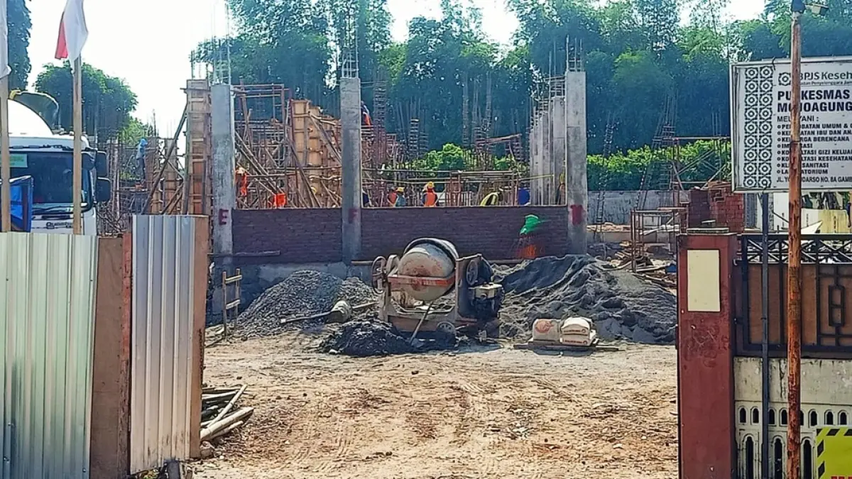 DIKEBUT: Proyek Puskesmas Gambiran di Kecamatan Mojoagung, Jombang, (21/5). (Azmy Endiyana/Radar Jombang)