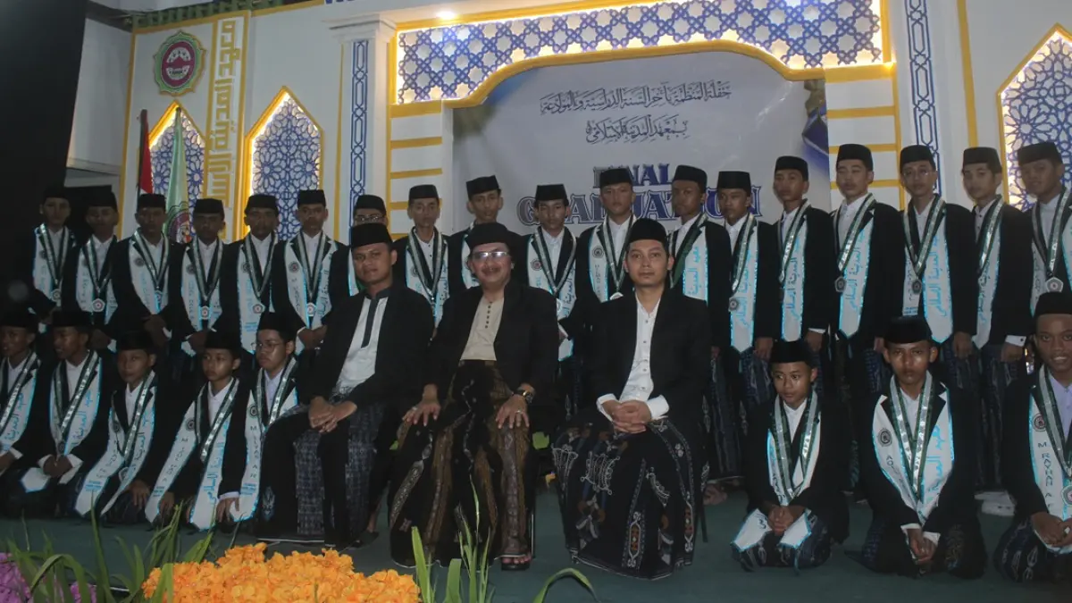 TELADAN: Pengasuh PP Al-Madienah Denanyar, Jombang, KH Muhammad Najib Muhammad, bersama wisudawan putra. (Rojiful Mamduh/Radar Jombang)