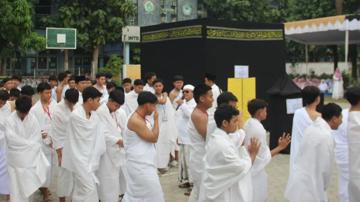 ANTUSIAS: Santri di lingkup Pondok Pesantren Darul Ulum Rejoso, Jombang mengikuti praktik ibadah haji, Sabtu (23/5) pagi. (Anggi Fridianto/Radar Jombang)