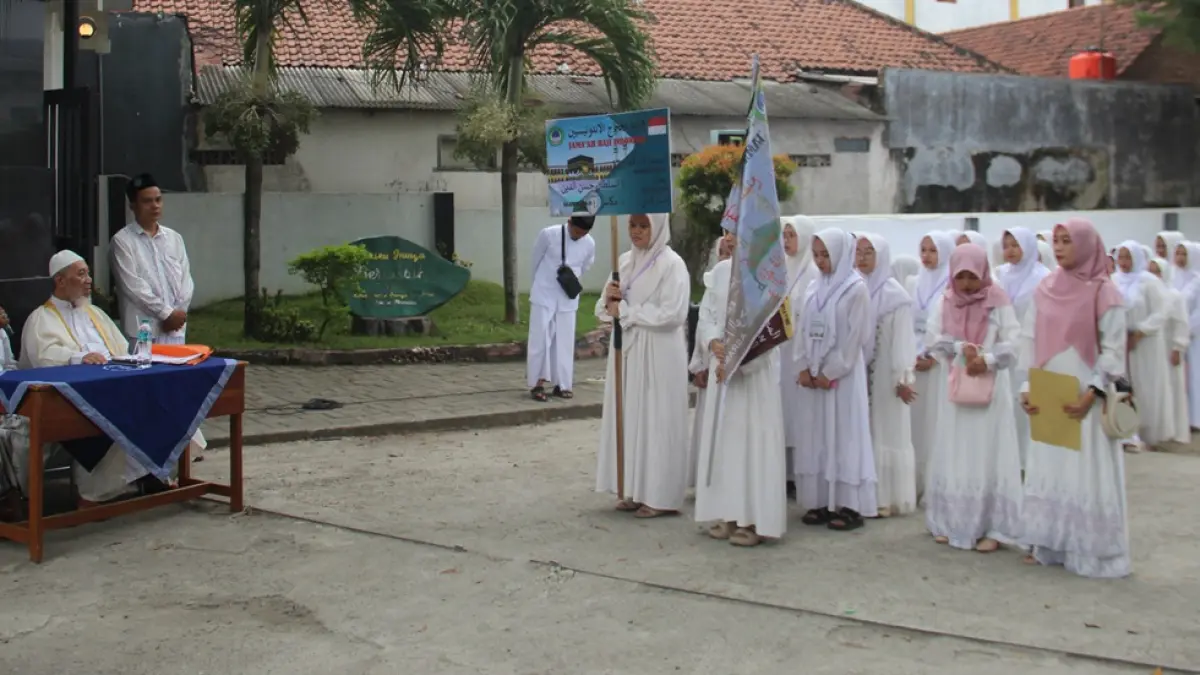 ANTUSIAS: Santri di lingkup Pondok Pesantren Darul Ulum Rejoso, Jombang mengikuti praktik ibadah haji, Sabtu (23/5) pagi. (Anggi Fridianto/Radar Jombang)