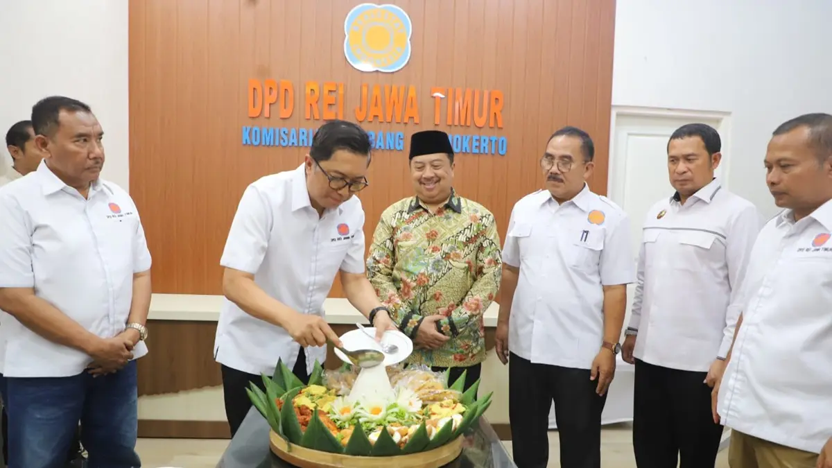 DIRESMIKAN: DPD Real Estat Indonesia (REI) Komisariat Jombang-Mojokerto kini resmi memiliki kantor komisariat sendiri di Perum Az Zahra, Desa Kepuhkembeng, Kecamatan Peterongan, Sabtu (23/5). (Achmad RW/Radar Jombang)