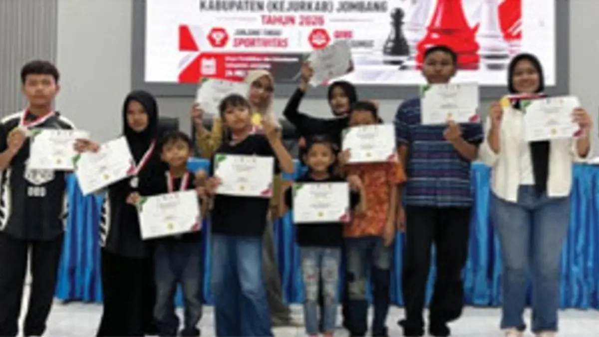 Klub Catur Pionmas Jombang berhasil memborong sejumlah gelar juara dalam Kejuaraan Kabupaten (Kejurkab) Catur 2026 yang digelar di Aula 1 Dinas Pendidikan dan Kebudayaan Kabupaten Jombang, Minggu (24/5). (Wenny Rosalina/Radar Jombang)