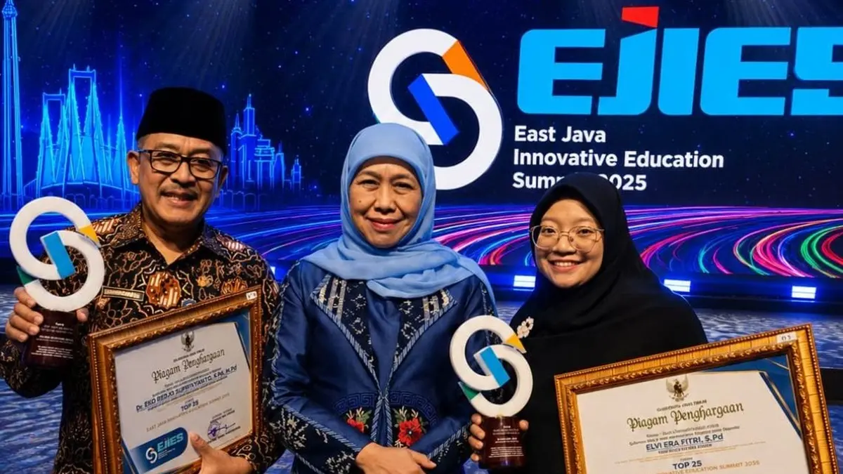 MEMBANGGAKAN: Kepala Cabdindik Wilayah Kabupaten Jombang, Dr Eko Redjo Sunariyanto, dan guru SMA Budi Utomo Gadingmangu, Elvi Era Fitri, menerima penghargaan di Surabaya, Kamis (21/5).