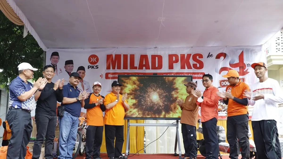 MERIAH: Bupati Jombang Warsubi bersama pengurus DPD PKS Jombang melaunching platfrom digital tokojombang.com, Minggu (24/5). (Azmy Endiyana/Radar Jombang)