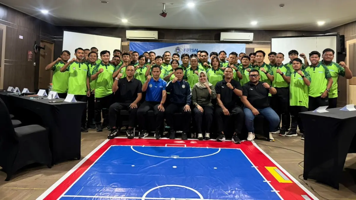 TINGKATKAN KAPASITAS: AFKAB Jombang, Disporapar, instruktur dan peserta kursus lisensi wasit di Green Red Hotel Jombang, Senin (13/4). (Dwi Aris/Radar Jombang)