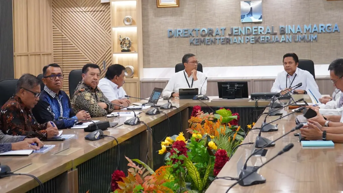BAHAS PROGRAM: Bupati Jombang Warsubi bersama perwakilan dari Kabupaten Nganjuk dan Kediri saat bertemu Dirjen Bina Marga, (25/5).