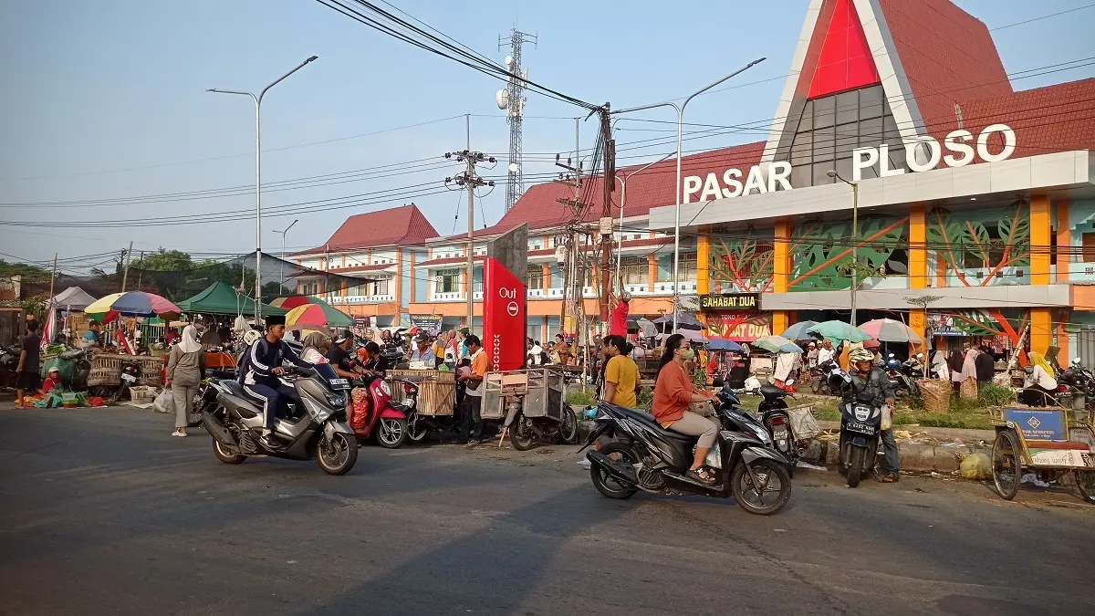 RAMAI: Kondisi Pasar Ploso, Jombang bagian depan dipadati penjual dan pembeli. (Ainul Hafidz/Radar Jombang)