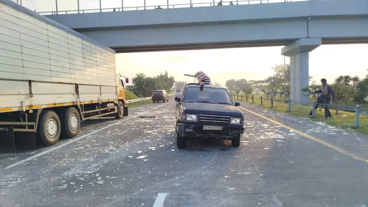 Sebuah pikap mengalami kecelakaan tunggal di ruas Tol Jombang-Mojokerto (Jomo) KM 702+200 A, masuk Desa Jombok, Kecamatan Kesamben, Jombang, Senin (25/5) pagi.