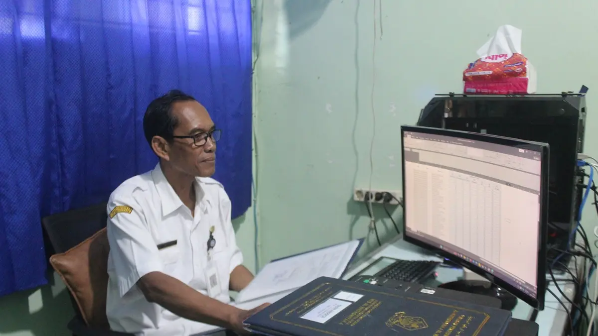 SELEKTIF: Proses input data siswa di SMPN 2 Gudo, Jombang. (Wenny Rosalina/Radar Jombang)