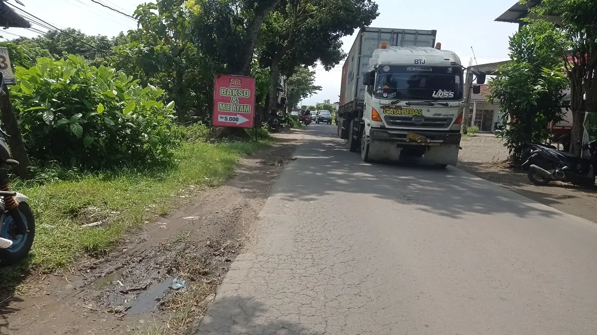 BELUM TUNTAS: Kendaraan besar melintas di jalan kabupaten ruas Cukir-Mojowarno jadi salah satu PSD 2026. (Ainul Hafidz/Radar Jombang)
