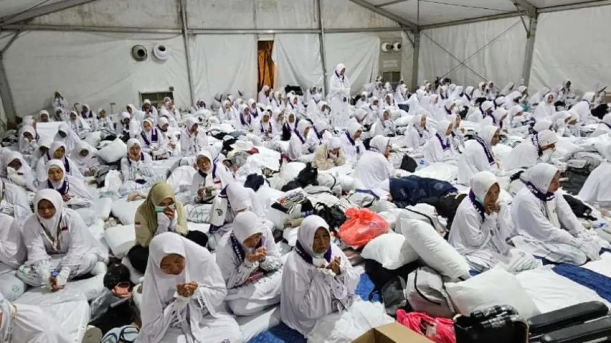 KHUSYUK: Jemaah haji Jombang SUB Kloter 60 dan 61 telah berada di Arafah untuk wukuf sejak Senin (25/5) sore. 