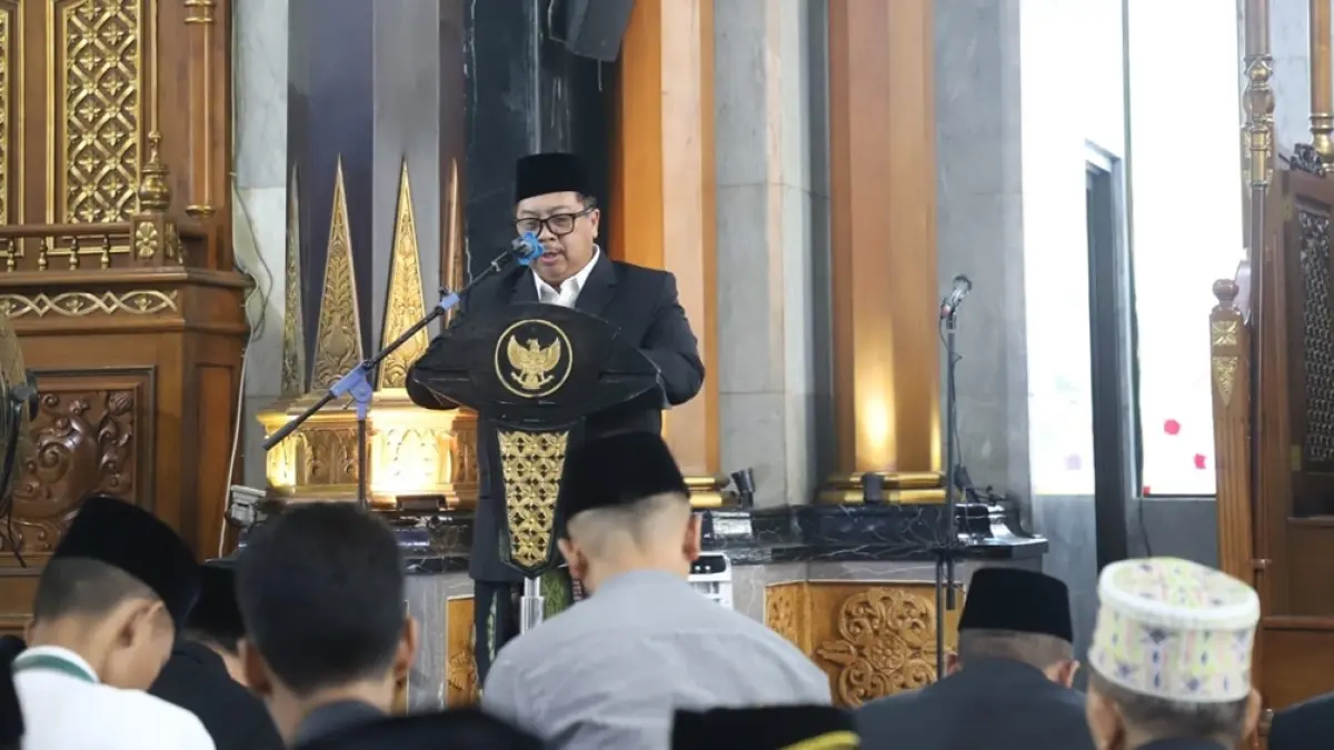 TELADAN: Bupati Jombang Warsubi menyampaikan sambutan usai mengikuti Salat Idul Adha di Masjid Agung Baitul Mukminin, (27/5). (Anggi Fridianto/Radar Jombang)