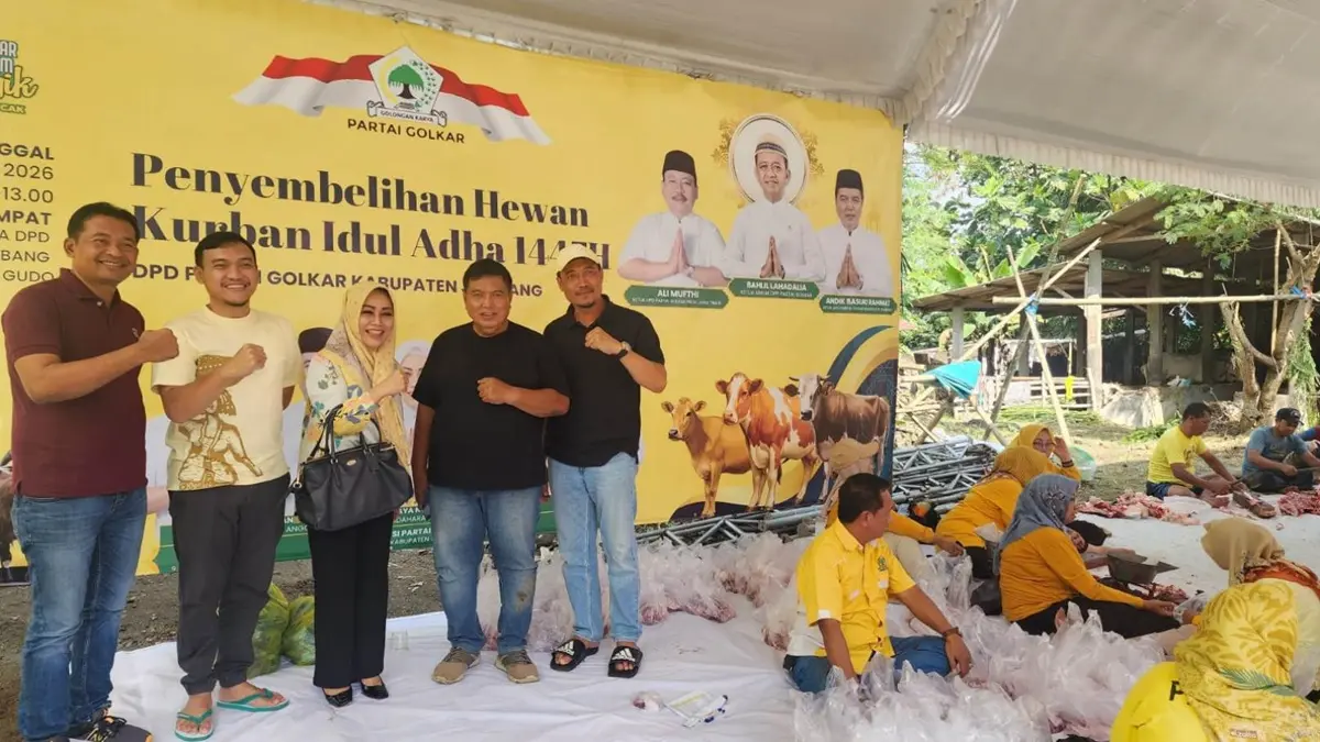BERMANFAAT: Ketua DPD Partai Golkar Jombang, Andik Basuki Rahmat, menyembelih hewan kurban di Desa Godong, Kecamatan Gudo, Jombang, (28/5). (Azmy Endiyana/Radar Jombang)