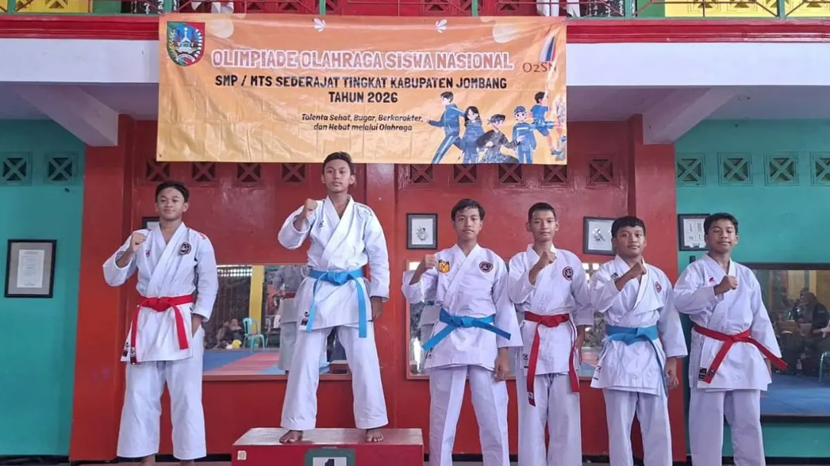 JAGOAN: Karateka yang meraih juara kategori kata putra pada O2SN tingkat SMP Kabupaten Jombang di Dojo Mahameru, Selasa (26/5). (Wenny Rosalina/Radar Jombang)