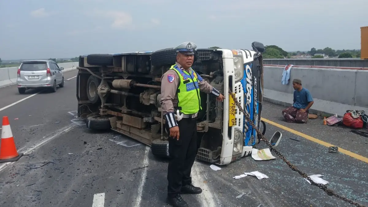 Kecelakaan tunggal melibatkan kendaraan Isuzu Elf terjadi di ruas Tol Jombang-Mojokerto KM 705+600 B, masuk Desa Blimbing, Kecamatan Kesamben, Sabtu (30/5) pagi. (Achmad RW/Radar Jombang)