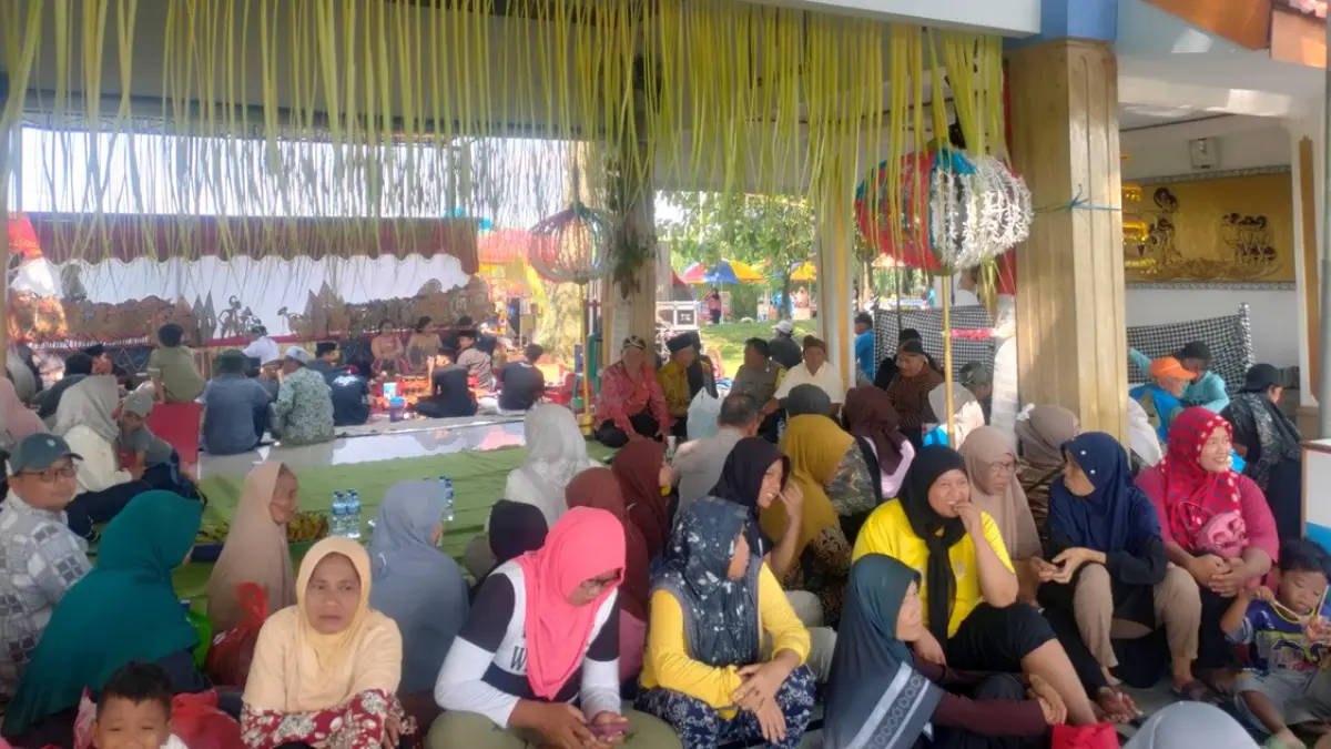NGURI-URI TRADISI LELUHUR: Kepala Desa Balongbesuk M. Saifur dan Forkopincam Diwek, Jombang membaur bersama warga setempat saat acara sedekah desa dan pagelaran wayang kulit di punden Mbah Sumber, Kamis (28/5) siang. (Dwi Aris/Radar Jombang)