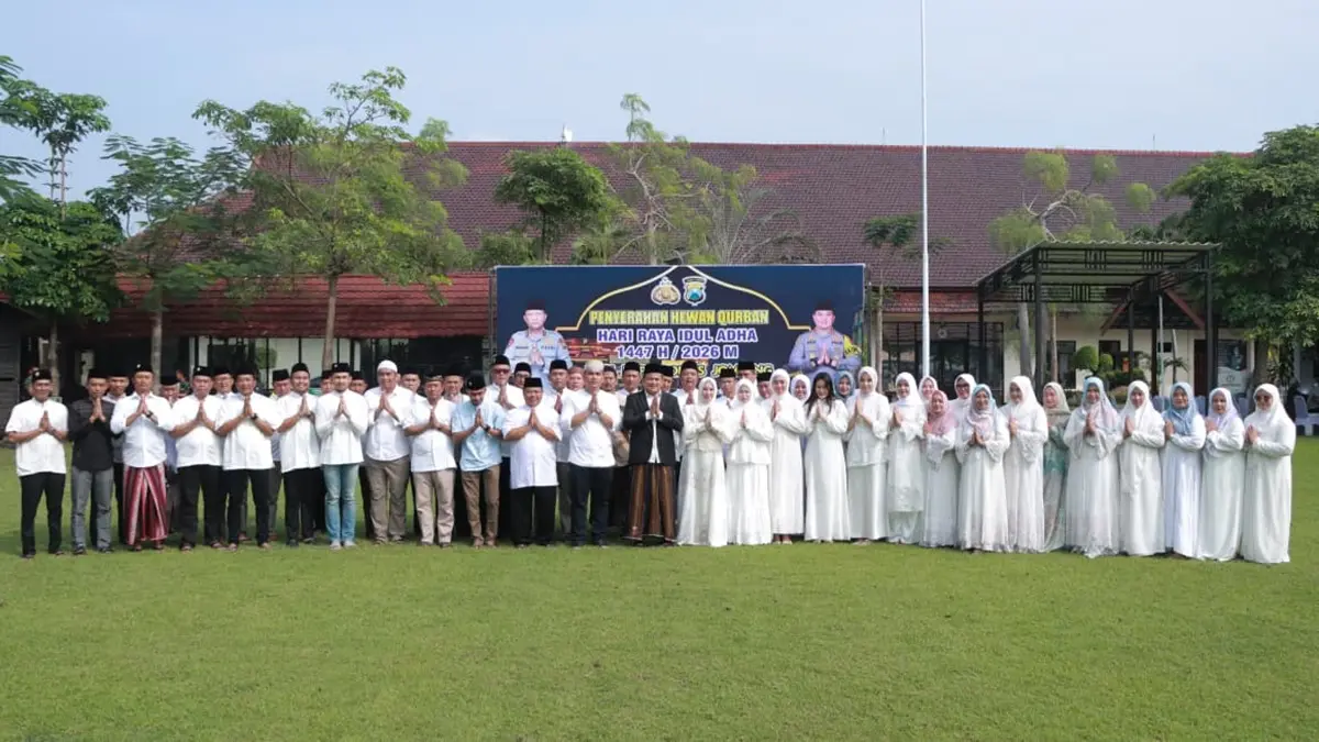 TELADAN: Kapolres Jombang AKBP Ardi Kurniawan menyerahkan hewan kurban kepada perwakilan pondok pesantren di Polres Jombang, Rabu (27/5).
