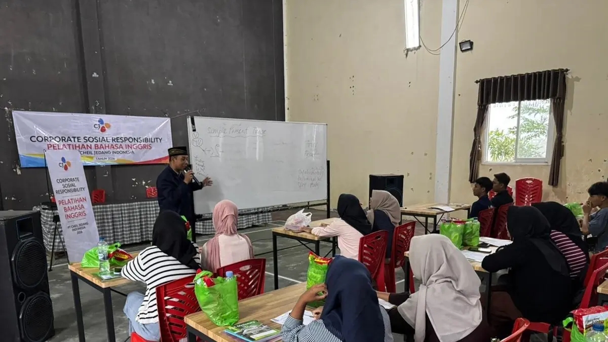 ANTUSIAS: Sebanyak 60 siswa SMP mengikuti pelatihan Bahasa Inggris yang digelar PT CJI Jombang, Senin-Jumat (25-29/5).
