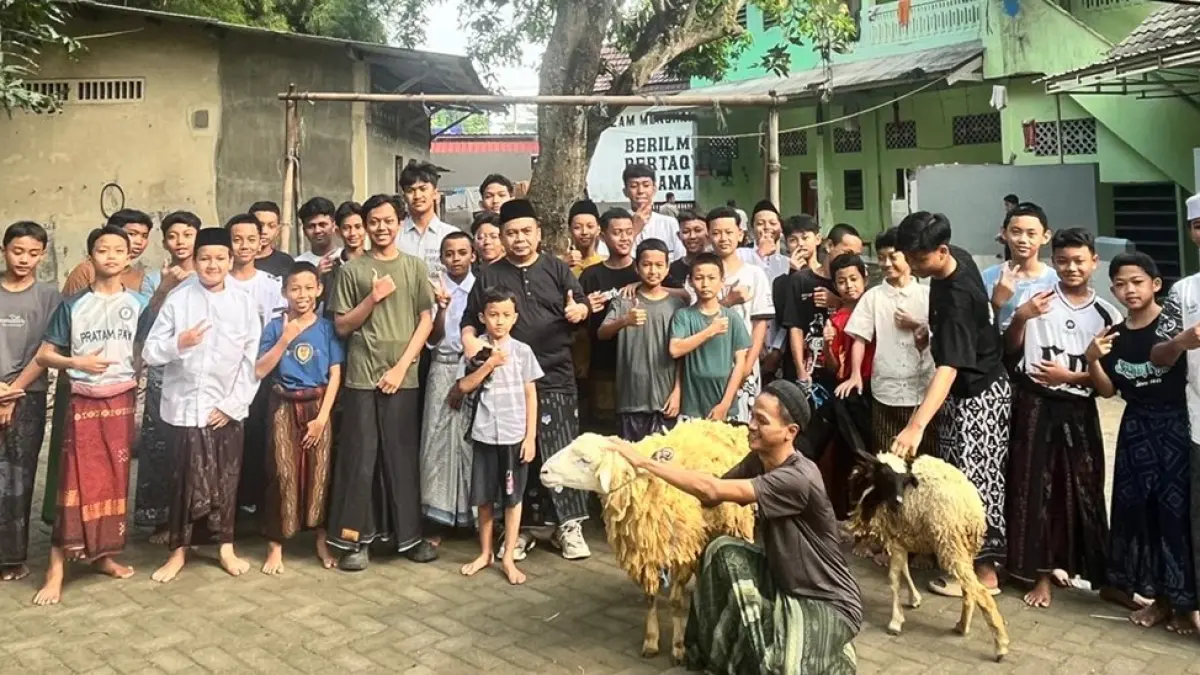 GEMBIRA: HM Syarif Hidayatullah ST MMT (Gus Sentot) menyembelih kurban bersama santri Asrama Sulaiman Bilqis dan Bilqis 2 PP Darul Ulum Rejoso, Jombang, (27/5). (Rojiful Mamduh/Radar Jombang)