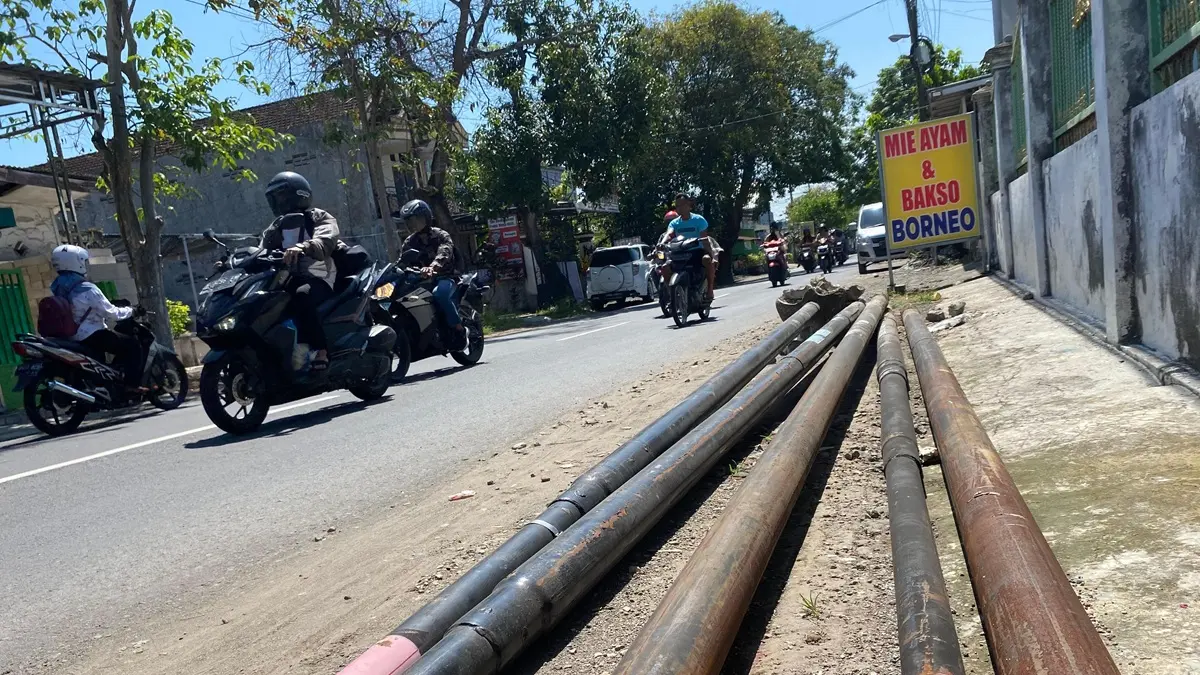 TERGELETAK: Puluhan tiang fiber optik (FO) dibiarkan tergeletak di Jl Kapten Pierre Tendean, Jombang, (29/5).