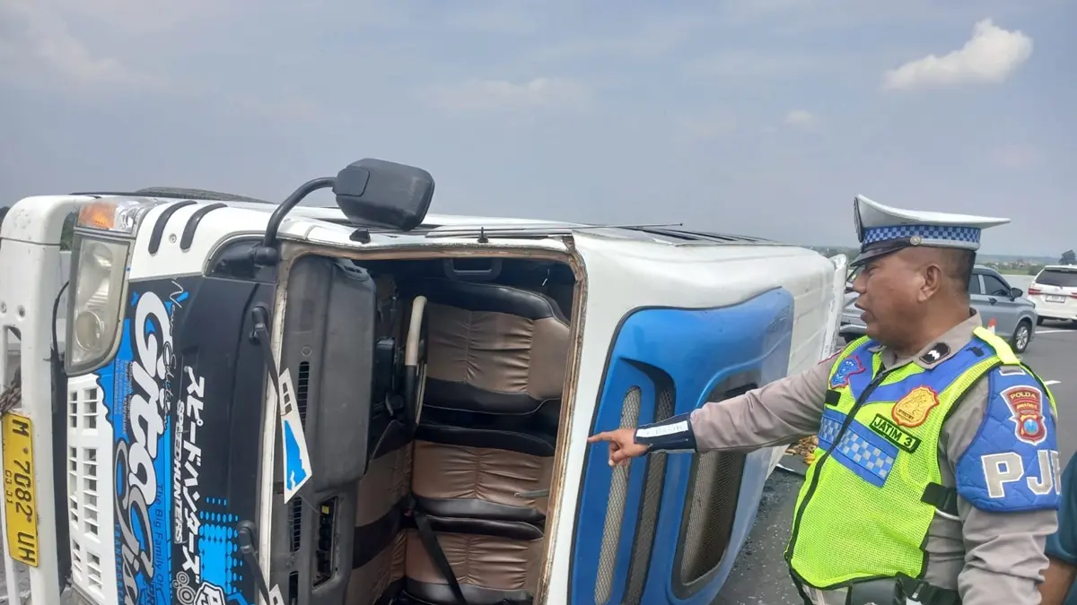 TERGULING: Petugas menunjukkan kendaraan yang kecelakaan di ruas Tol Jombang-Mojokerto KM 705+600 B, Desa Blimbing, Kecamatan Kesamben, Sabtu (30/5) pagi. (Achmad RW/Radar Jombang)