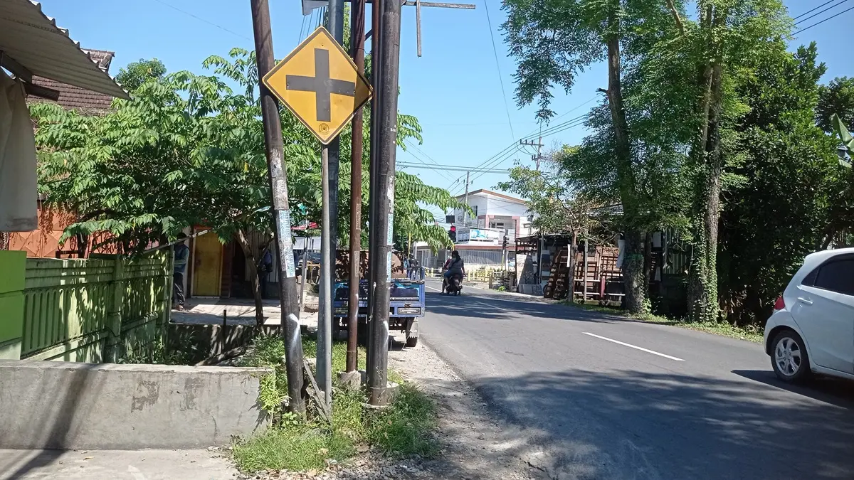BAKAL DICABUT: Tiang dan kabel fiber optil di Jl Kapten Tendean Jombang. (Ainul Hafidz/Radar Jombang)