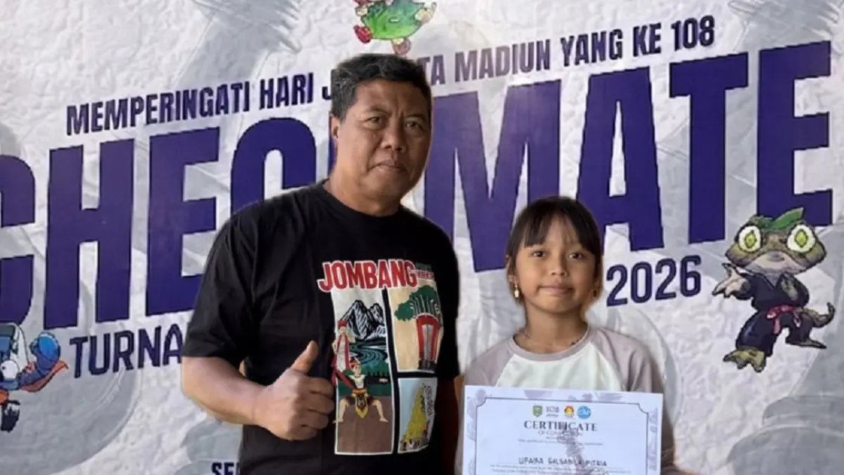 BERPRESTASI: Ufaira Salsabila Fitria Bersama Ketua Klub Catur Pionmas, Jombang Wahyudi S WNP. (Wenny Rosalina/Radar Jombang)