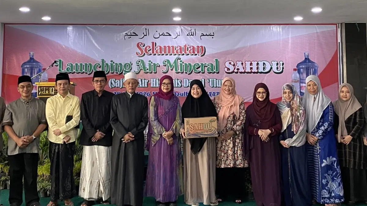 LAUNCHING: Ketua Umum MPPDU Drs. KH. Cholil Dahlan bersama jajaran MPPDU foto bersama usai kegiatan launching air mineral kemasan Sahdu. (Anggi Fridianto/Radar Jombang)