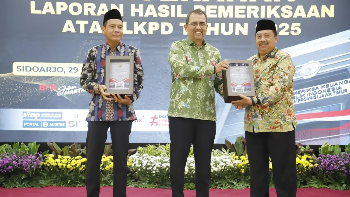 TRANSPARAN: Bupati Jombang Warsubi didampingi Ketua DPRD Jombang Hadi Atmaji saat menerima LHP atas LKPD Kabupaten Jombang Tahun Anggaran 2025 di Sidoarjo Jumat (29/5).