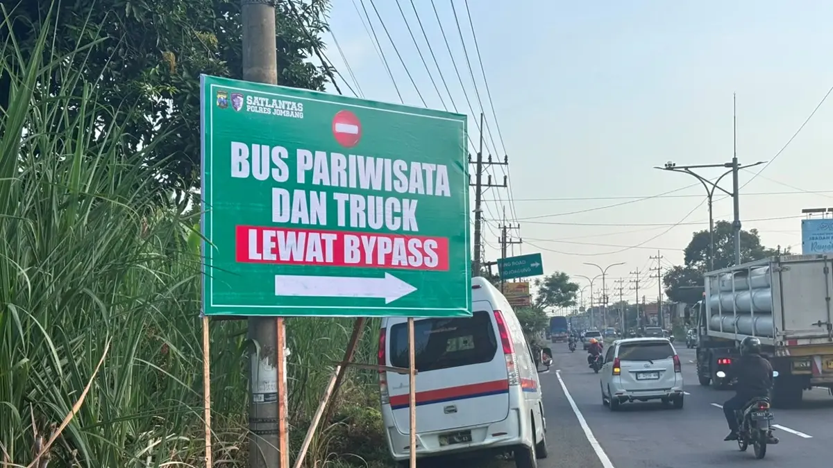 Truk besar dan bus pariwisata yang melintas di kawasan Mojoagung, Jombang bakal dialihkan ke Ring Road Mojoagung. (Achmad RW/Radar Jombang)