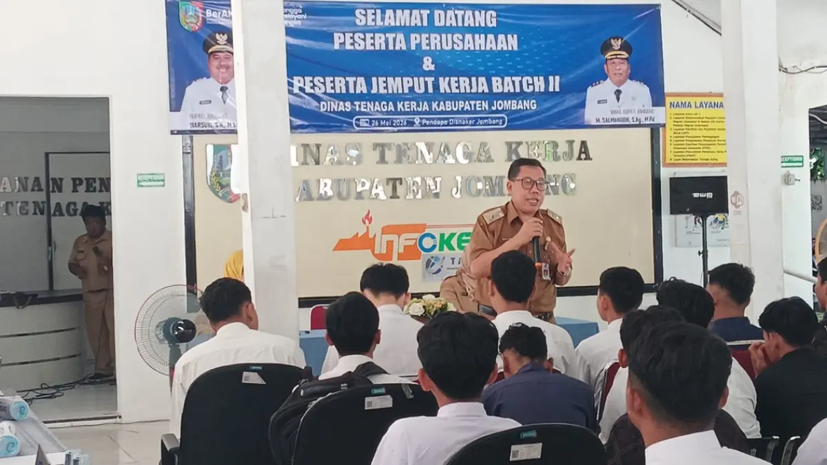 AKTIF: Kepala Disnaker Jombang Isawan Nanang Risdiyanto memberikan semangat peserta Jemput Kerja di kantor Disnaker Jombang (26/5).