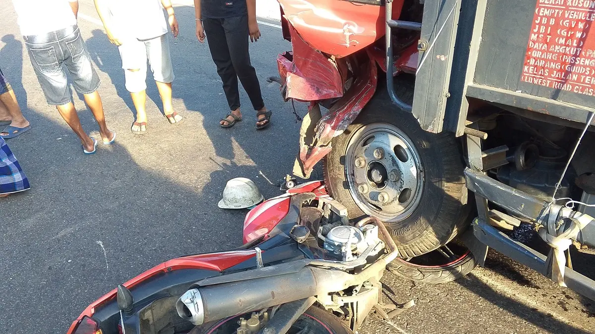 Kecelakaan beruntun melibatkan mobil Daihatsu Xenia, truk Toyota, dan sepeda motor Yamaha Vixion terjadi di jalan arteri Desa Kayen, Kecamatan Bandarkedungmulyo, Jombang, Selasa (3/6) pagi. (Achmad RW/Radar Jombang)