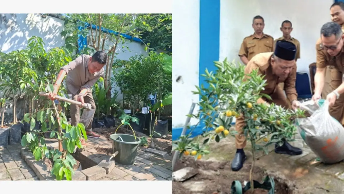 Ketua DPRD Jombang Hadi Atmaji (kiri) dan Wabup Jombang Salmanudin (kanan) menanam bibit pohon buah. 