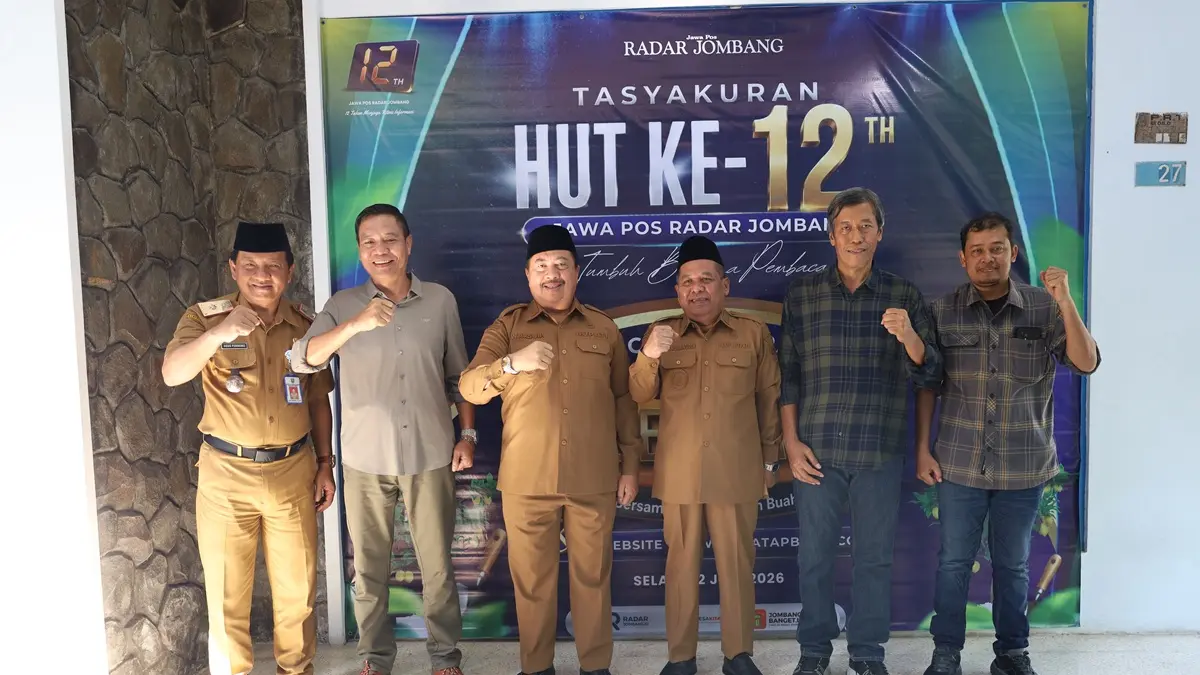 KOMPAK: Dari kiri, Sekdakab Jombang Agus Purnomo, Ketua DPRD Hadi Atmaji, Bupati Warsubi, Wabup Salmanudin, Direktur Radar Jombang M. Mur Kholis, GM Radar Jombang Sulton Arif.