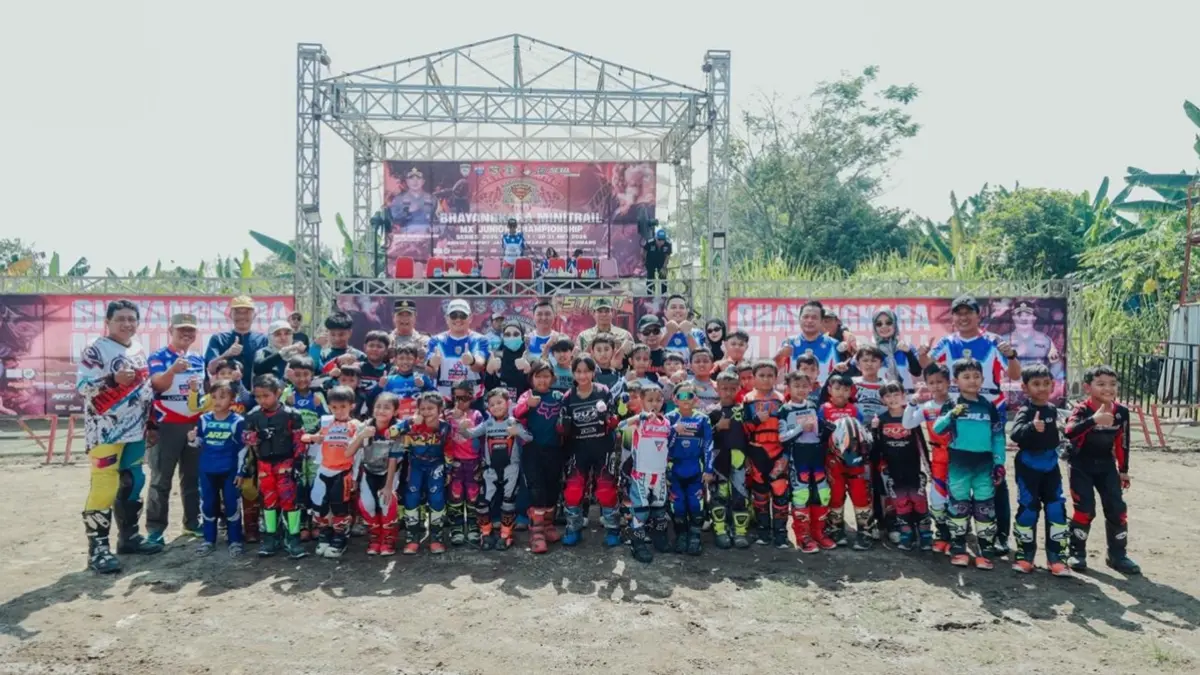 TELADAN: Wakil Ketua 3 DPRD Jombang, HM Syarif Hidayatullah ST MMT (Gus Sentot), bersama Kapolres AKBP Ardi Kurniawan membuka Bhayangkara Minitrail MX Junior Championship di sirkuit Emprit Jaya Desa Sugihwaras, Ngoro, Jombang, Minggu (31/5). (Rojiful Mamduh/Radar Jombang)
