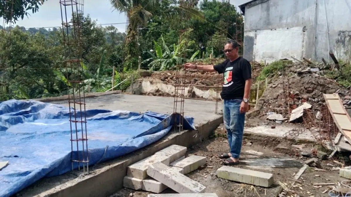DIBANGUN LEBIH MEMADAI: Kepala Desa Galengdowo Wartomo meninjau perkembangan pembangunan Pasar Desa Galengdowo, Wonosalam, Jombang. (Dwi Aris/Radar Jombang)
